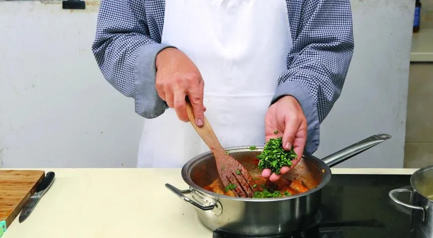 Гуляш из свиной лопатки с помидорами и зеленой фасолью, пошаговый ...