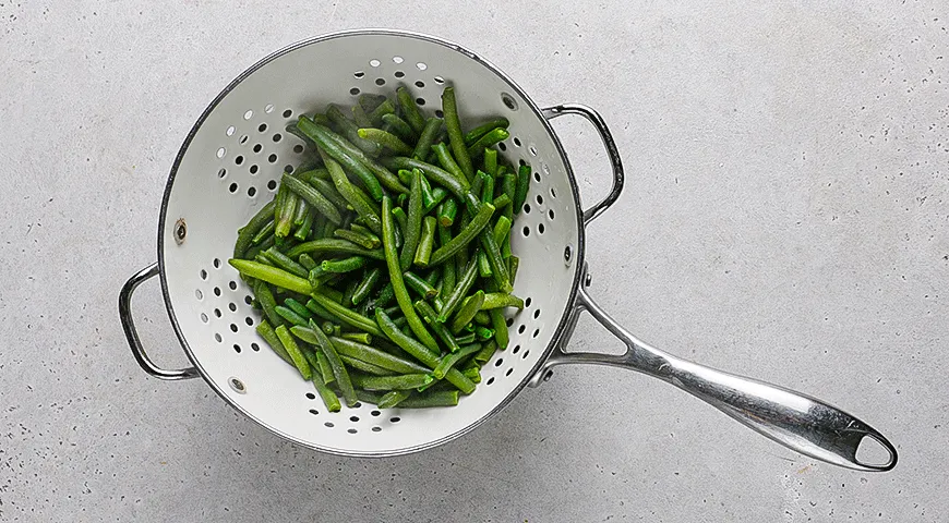 Теплый салат из скумбрии с крыжовником