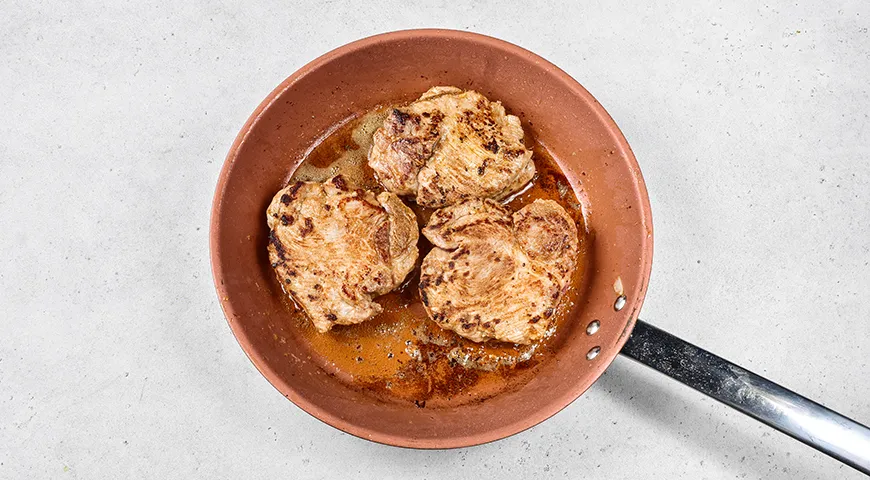 Жареная свиная шея на сковороде