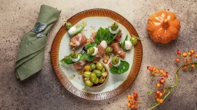 Канапе из хурмы с оливками