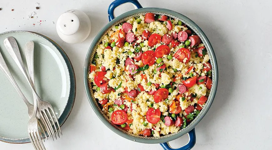 Яркий кускус с колбасками, горошком и помидорами черри