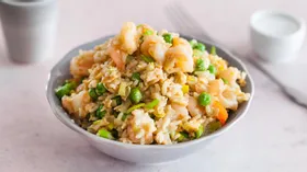 Жареный рис с креветками