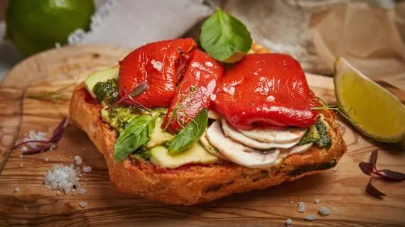 Хрустящая брускетта с печеным болгарским перцем