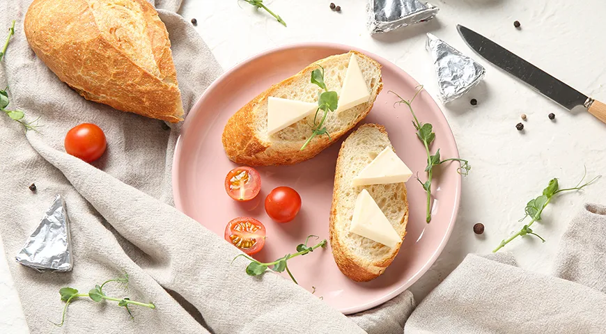 Признак свежести плавленого сыра — плотная, но пластичная структура у ломтиков