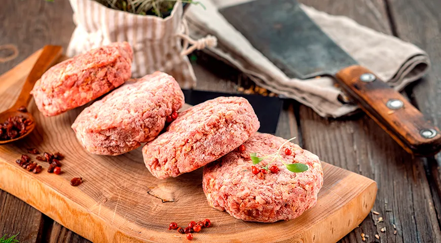 Для продолжительного хранения котлет из свино-говяжьего фарша идеально подходит глубокая заморозка при минус 18°C и ниже