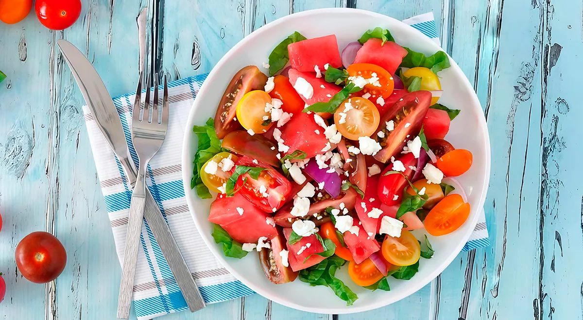 15 вкусных и необычных салатов со свежими помидорами: с сыром, тунцом, картофелем, арбузом и не только