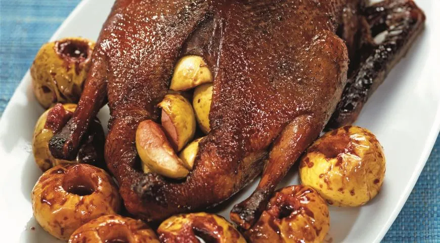 Утка с яблоками в соусе из красного вина