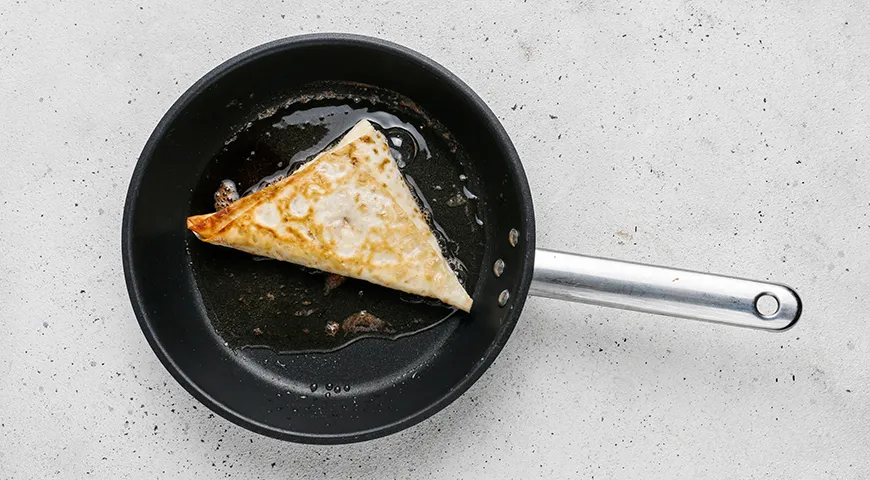 Конвертики из лаваша с творогом и зеленью