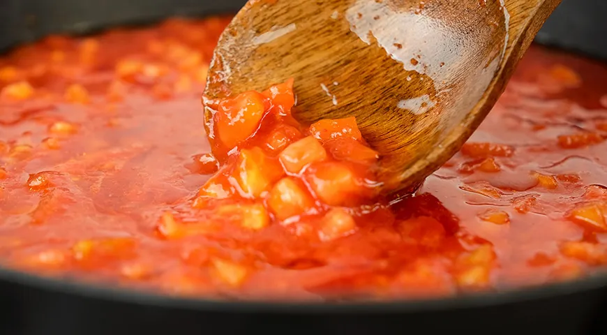Шакшуку лучше готовить и с помидорами, и с томатным соусом