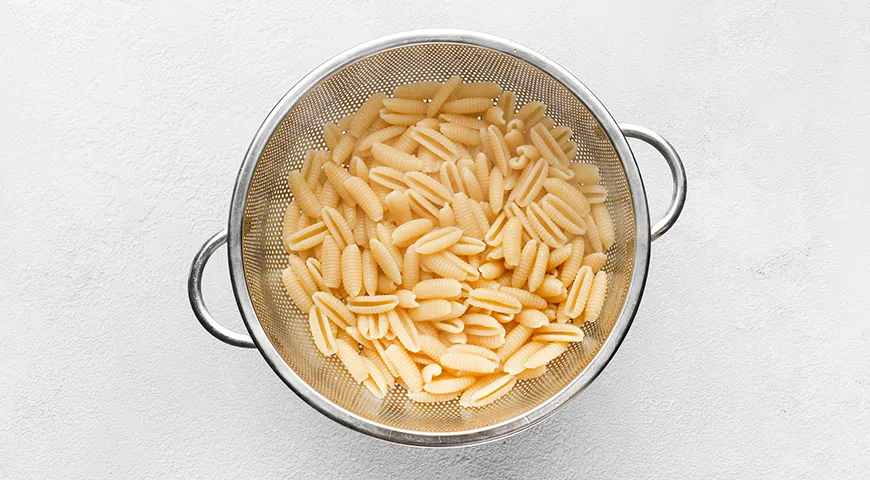 Жареные макароны с творогом