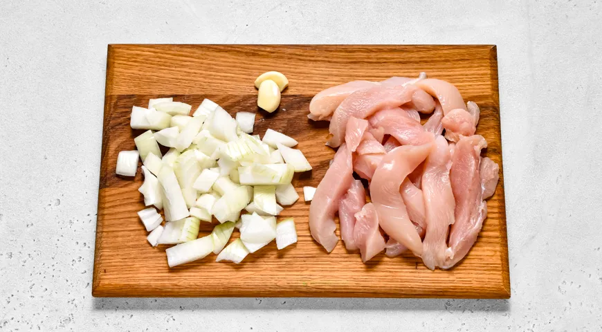 Курица с шампиньонами в сметане на сковороде