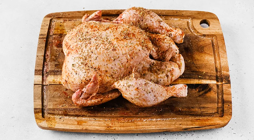 Курица, запеченная целиком в мультиварке