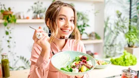 Бесполезно: нутрициолог назвала масло, которое не подходит для салатов