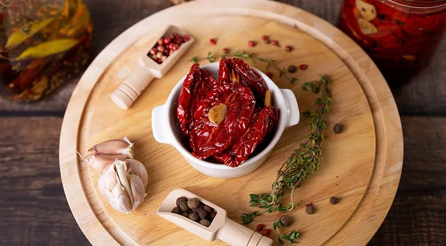 Вяленые помидоры со специями — отличная пара для чеснока в кисломолочном соусе