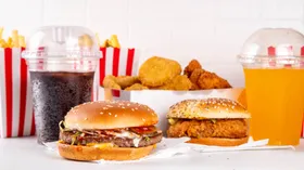 Россиянам сказали, почему фастфуд в жару становится вдвое опаснее