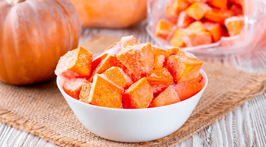 Для долгого хранения тыкву можно очистить, нарезать и заморозить