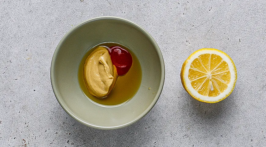 Теплый салат из скумбрии с крыжовником