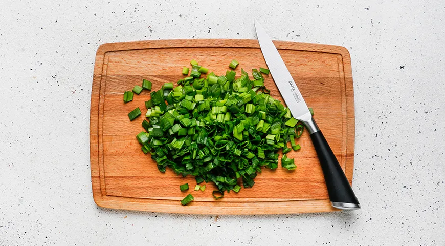 Оладьи на кефире с зеленым луком и яйцом