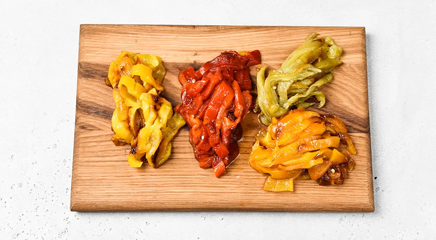 Запеченные перцы, маринованные с чесноком