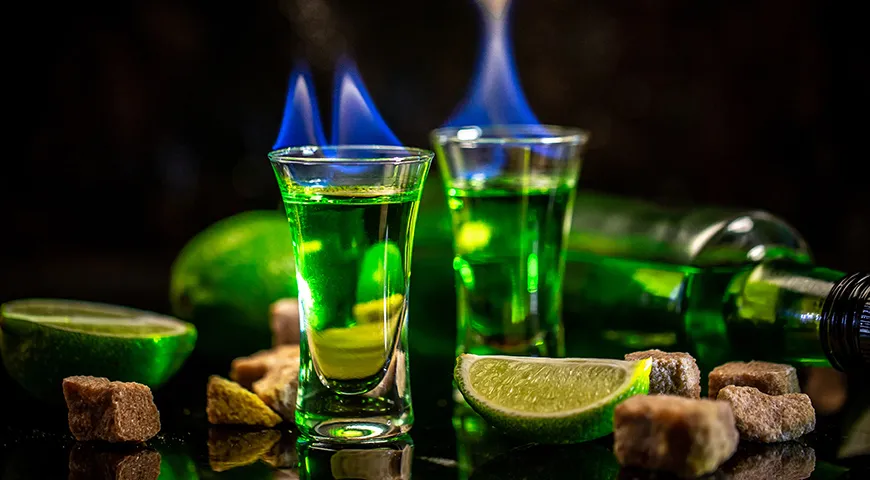 Абсент содержит экстракт полыни, который окрашивает пламя в ярко-голубой или зеленоватый цвет