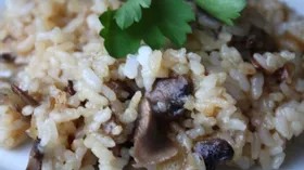 Рис с грибами и соевом соусом