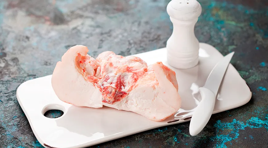 У качественного свежего курдючного жира поверхность должна быть чистой, матовой, без пятен, слизи и темных вкраплений