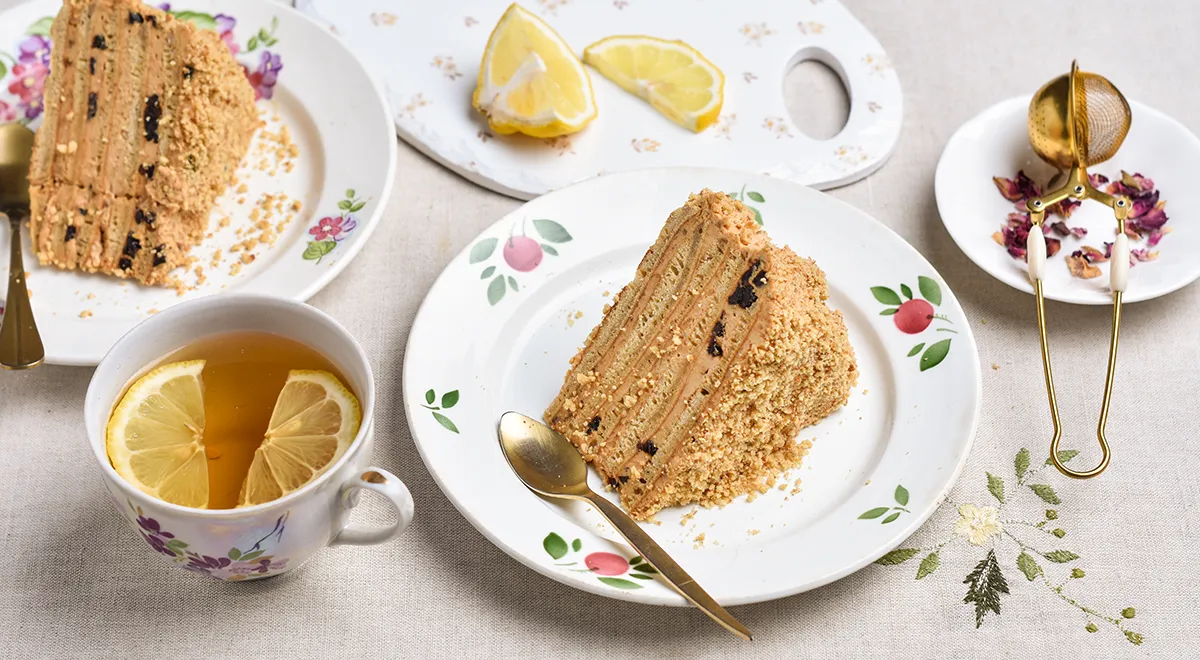 Рецепт торта «Медовик» с черносливом и грецкими орехами