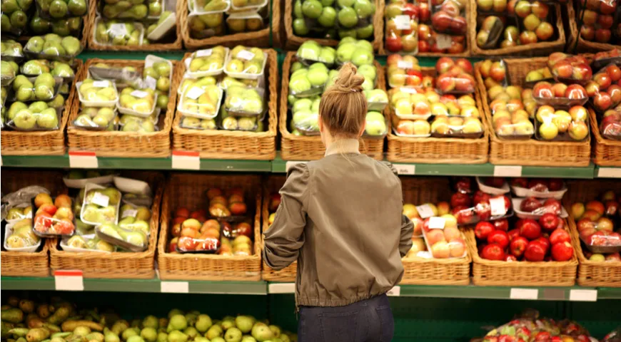 Покупка фруктов в супермаркете
