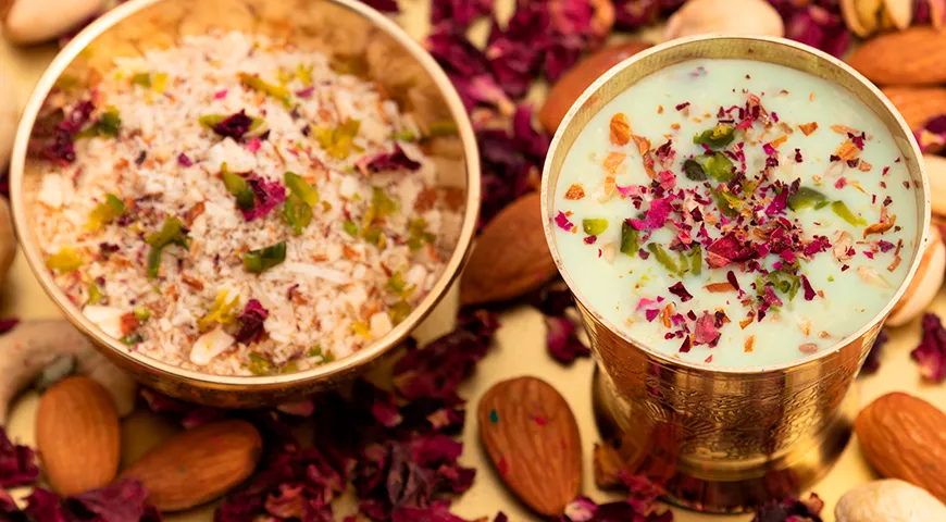 Марокканский миндальный коктейль «шарбат», подаваемый с колотым льдом и лепестками роз