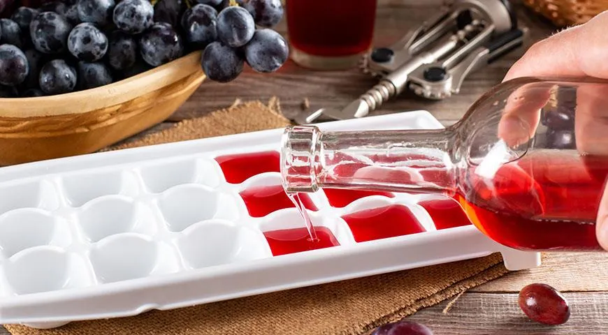 Замороженные кубики с вином можно класть в любые напитки