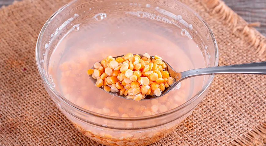 Замачивание гороха позволяет сократить время его варки