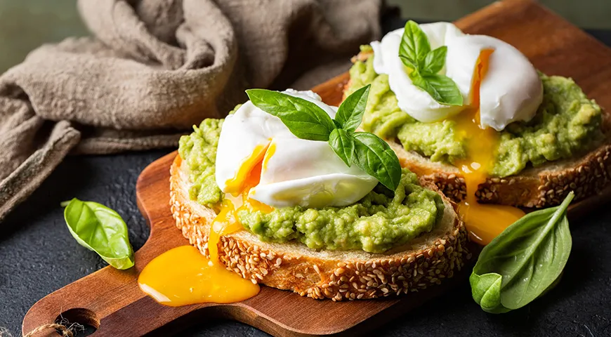 Бутерброд с яйцом-пашот и авокадо поддержит чувство сытости до самого обеда