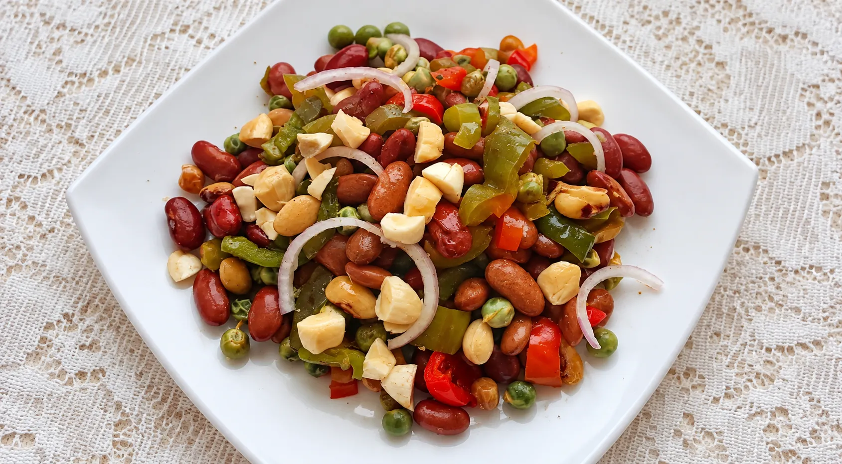 Теплый салат с фасолью и овощами