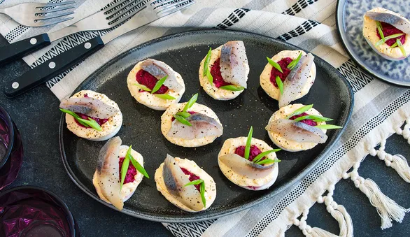 Яйца, фаршированные свеклой и сельдью