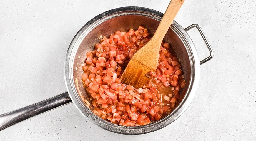 Куриное филе, тушенное в томатном соусе