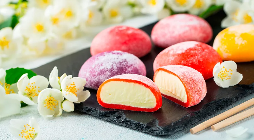 Моти — знаменитый японский десерт из клейкого риса с упругой текстурой и разнообразными начинками: от сладкой бобовой пасты до мороженого