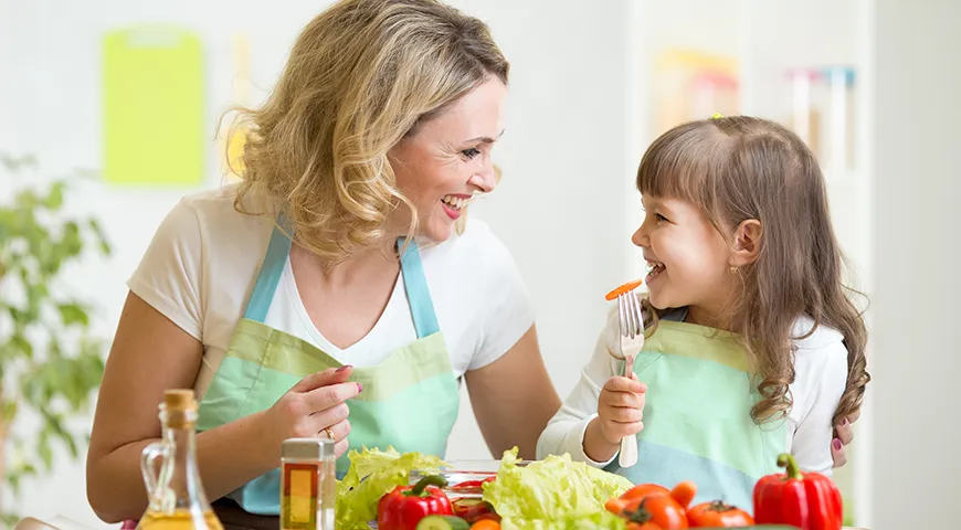 По мнению нутрициолога, очень важно демонстрировать ребенку приверженность здоровому питанию на собственном примере