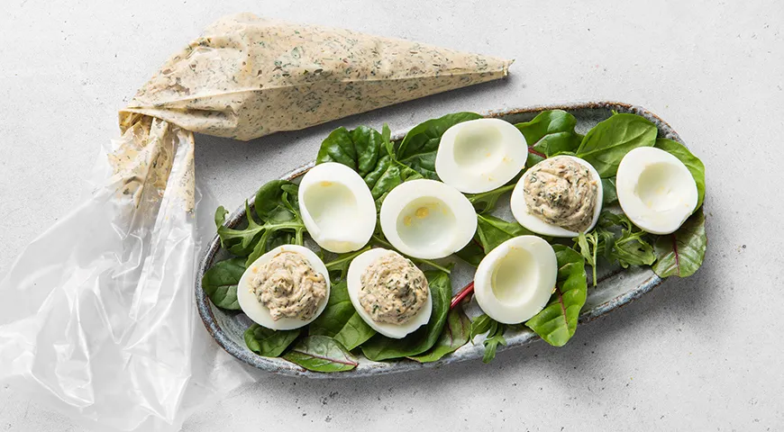 Яйца, фаршированные шпротами