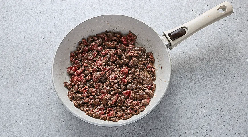 Теплый картофельный салат с колбасками