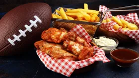 Сколько куриных крылышек съели на Супербоуле-2025 и что делают с остальными частями курицы