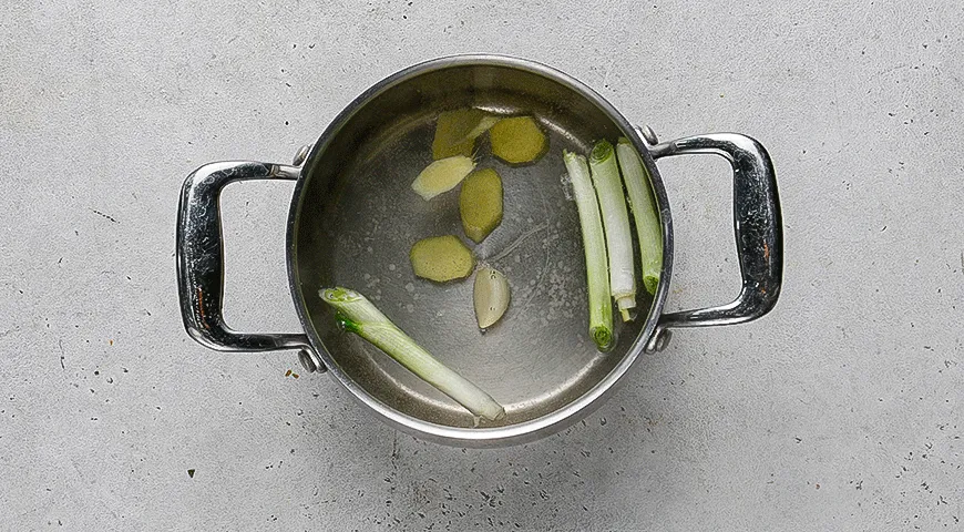 Куриный суп с рисовой лапшой по-азиатски