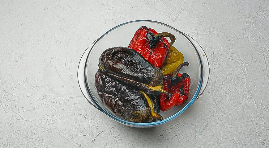 Шашлык с овощной икрой на углях