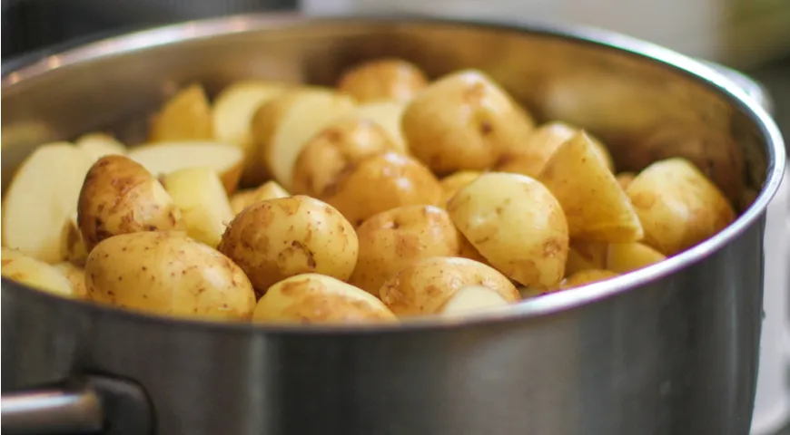 Перед тем, как варить картошку в мундире, клубни необходимо тщательно вымыть при помощи губки или щетки