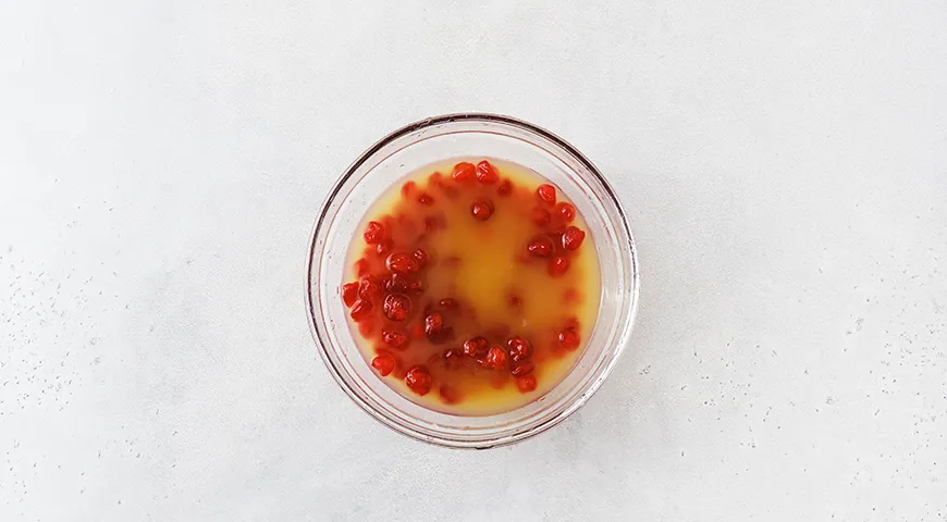 Фисташковый кулич краффин с вяленой вишней