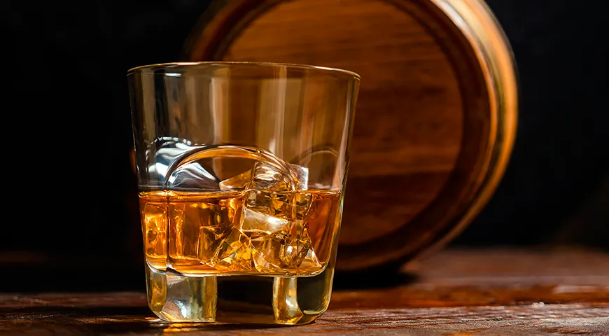 Чтобы вкус бурбона раскрылся, его подают в низких бокалах с расширением кверху 