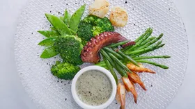 Тёплый салат из морепродуктов с зелёными овощами