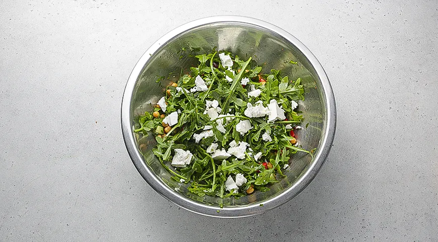 Салат с нутом и руколой