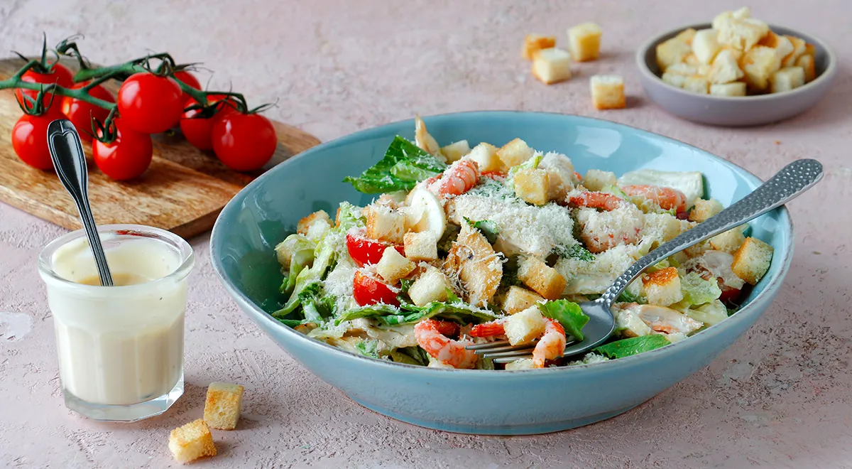 Рецепт салата Цезарь с курицей и креветками