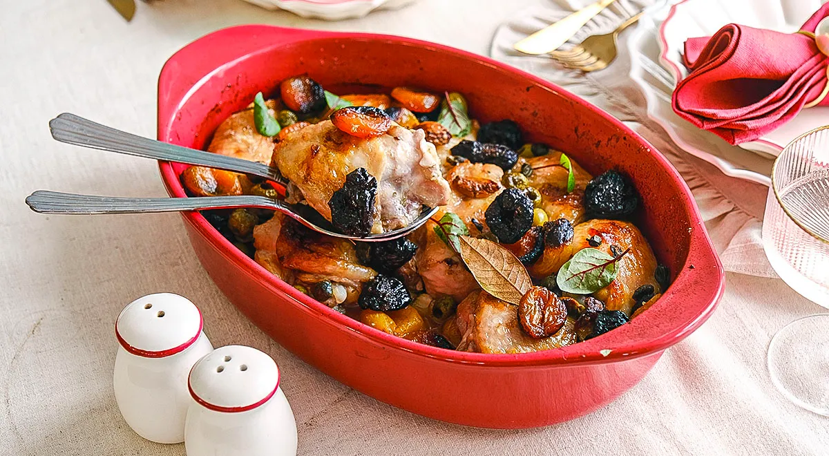 Курица с сухофруктами и оливками