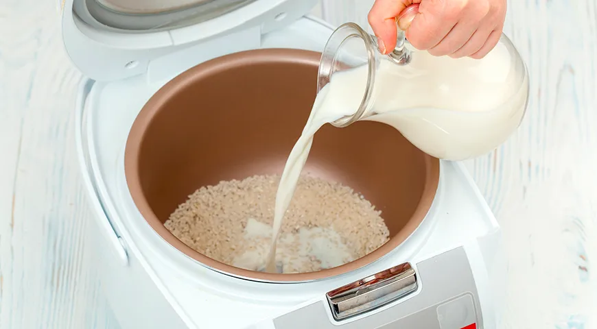 Для приготовления рисовой каши в мультиварке смешайте в чаше крупу, жидкость, соль и сахар. Включите режим «крупы» или «каша» на 30-40 минут